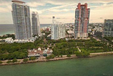 South Beach 'teki şehir manzarası. Florida Panoraması. Miami 'nin gökdelen mimarisi. Lüks bir hayat. Miami Güney Sahili hava manzarası. Miami gökdeleninde hava durumu. Miami 'nin güney sahili..