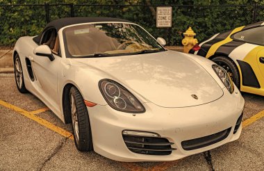 Chicago, Illinois - 29 Eylül 2024: Porsche Boxter 's üstü açık beyaz. Porsche Boxter 's White caddeye park etmiş..