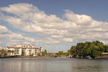 Yazın tatil binası. Lüks liman evi. Otel manzaralı. Konut mimarisi. Modern bina. Rıhtımda bir apartman dairesi. Rıhtım manzaralı ev.