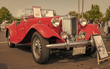 Chicago, Illinois, ABD - 08 Eylül 2024: MG TD 1953 spor yarış arabası üstü açılır araç, ön görüş. Retro spor araba. Üstü açık MG TD araba. Chicago 'da MG TD kırmızısı
