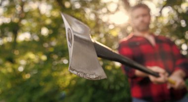 Balta, odun kesen adam. Odun kesiyorum. Keskin bıçak. Vahşilik ve erkeklik. Baltalı oduncu seçici odaklı. Acımasız oduncu. Keskin bıçaklı tahta kesici. Baltalı ormancı..