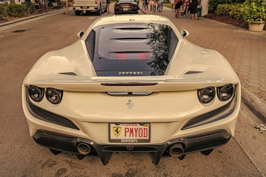 Miami Beach, Florida USA - 9 Haziran 2024 Ferrari 488 GTB Miami plajında. Beyaz Ferrari 488 GTB özel Ferrari araba modelidir