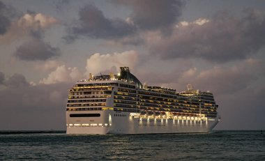 Gemi seyahati. İyi yolculuklar. Yaz tatilinde Majestic yolcu gemisi. Gemi seyahati ve deniz seyahati. Aydınlatılmış lüks yolcu gemisi manzarası. Gece limanında gemi. Lüks deniz tatili.