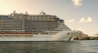 Gemi Miami sahil limanından ayrılıyor. Gemi seyahati. Tatildeki yolcu gemisinin manzarası. Gemi seyahati ve deniz seyahati. Büyük yolcu gemisi..