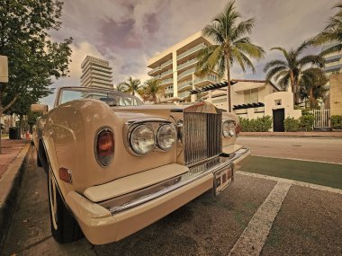 Miami Beach, Florida USA - 5 Haziran, 2024 Klasik İngiliz üstü açık arabası Rolls-Royce Corniche Ocean Drive Miami Drive