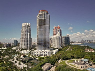 Manzaralı. Miami Güney Sahili hava manzarası. Miami gökdeleninde hava durumu. Miami 'nin güney sahili. South Beach 'teki şehir manzarası. Florida Panoraması. Miami 'nin gökdelen mimarisi.