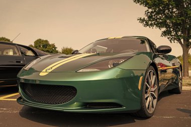 Chicago, Illinois, ABD - 08 Eylül 2024: 2021 Lotus Evora GT spor araba, köşe görüş. Yeşil metalik spor yara izi. Modern 2021 Lotus Evora GT arabası. 2021 Lotus Evora GT Chicago 'da