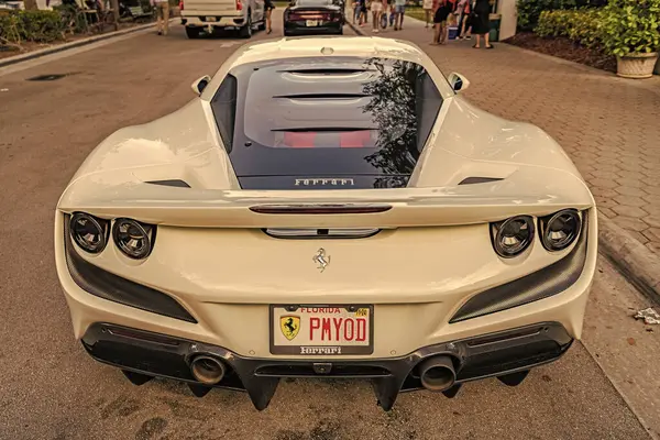 Miami Beach, Florida USA - 9 Haziran 2024 Ferrari 488 GTB Miami plajında. Beyaz Ferrari 488 GTB özel Ferrari araba modelidir