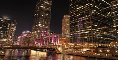 Chicago, Illinois, ABD - 21 Ekim 2024: Business City. Chicago gökdelen binasının gece manzarası. Chicago gökdelenin mimarisi. Şehir gecesi aydınlatılmış bina. Gökdelen şehir manzarası.