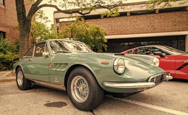 Chicago, Illinois - 29 Eylül 2024: F errari 500 Superfast Speziale 1965. Yeşil Ferrari 500 Süper hızlı Speziale 1965 Sokakta park edilmiş