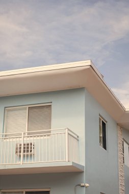 Bina cephesi manzarası. Konut mimarisi. Mimari dış görünüş. Evin dış kısmı parçalanmış. Modern apartman cephesi. Mavi dış görünüşlü apartman dairesi..