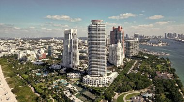 Florida Panoraması. Miami 'nin gökdelen mimarisi. Lüks bir tatil. Miami Güney Sahili manzara havası, ABD. Havadan Miami gökdeleni. Miami 'nin güney sahili. South Beach 'in şehir manzarası.