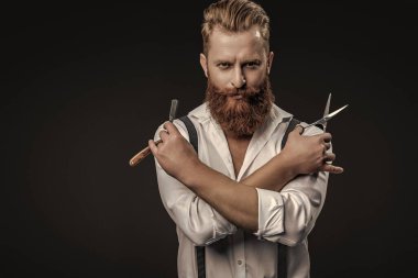 Traş bıçağı olan bir berber tıraş olur. Berber adam berber dükkanında saçını kestiriyor. Berber dükkanında harika zaman geçirdik. Berberdeki kuaförden saç kesimi. Berber adam. Kuaför salonu..