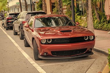 Miami Beach, Florida USA - 9 Haziran 2024 Dodge Challenger GT Miami Beach 'te. Dodge Challenger GT klasik Amerikan arabası. Turuncu ve siyah Dodge Challenger GT. ön görünüm