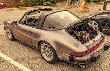 Chicago, Illinois - 29 Eylül, 2024 Porsche 911 Carrera Targa caddeye park etti. 1989 Porsche 911 Carrera Targa lüks spor antika araba