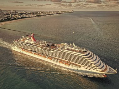 Miami, Florida, ABD - 24 Kasım 2024: Karnaval yolcu gemisi. Lüks bir yaşam tarzı. Gemi seyahati. Yaz tatilinde gemi turu. Gemi seyahati, deniz yolculuğu. Lüks yolcu gemisi. Karnaval büyüsü.