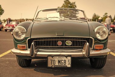 Chicago, Illinois, ABD - 08 Eylül 2024: MG MGB 1971 - 1973 üstü açık spor araba, ön görüş. Retro yeşil spor araba. Üstü açık MG MGB arabası. Chicago 'da MG MGB