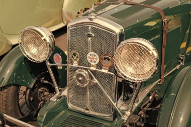 Chicago, Illinois, ABD - 08 Eylül 2024: Wolseley Hornet Roadster iki koltuklu spor üstü açık spor araba, köşe manzaralı. Retro spor araba yeşil renk. Üstü açık Wolseley Hornet arabası. Chicago 'da Wolseley Hornet