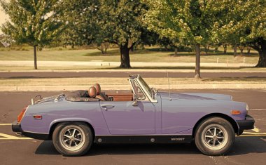 Chicago, Illinois, ABD - 08 Eylül, 2024: 1975 MG Cüce mavi üstü açılır araba, köşe manzaralı. Retro araba. Retro 1975 MG Cüce mavi araba. 1975 Chicago 'da MG Cüce mavisi