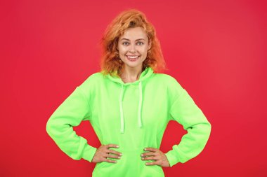 Moda mankeni kadın ya da moda kapüşonlu kız pembe üzerine izole edilmiş..