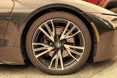 Chicago, Illinois - 29 Eylül 2024: BMW i8 Giga dünya siyah rengi. BMW i8 Giga dünyası sokak tekerine park edilmiş. Yaklaş.