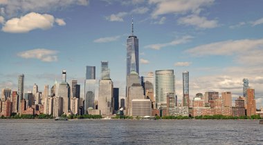 Manhattan güzel silueti, New York, Birleşik Devletler. New York City, Manhattan Skyline ile Hudson Nehri üzerinde, New York City, ABD New York şehrinin Manhattan şehir merkezindeki ufuk çizgisi