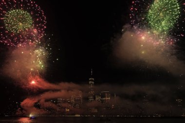 New York Manhattan havai fişekleri arifesinde. Manhattan 'da havai fişekler. New York 4 Temmuz Havai fişekleri. Flashing Fireworks ile New York City Skyline Manhattan. Bağımsızlık Günü