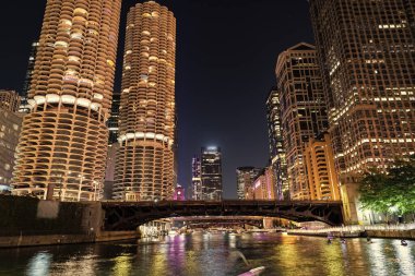 Chicago gökdelenin mimarisi. Şehir gecesi aydınlatılmış bina. Gökdelen şehir manzarası. Chicago 'nun gece şehri. İş şehri. Chicago gökdelen binasının gece manzarası. Gece yansıması.