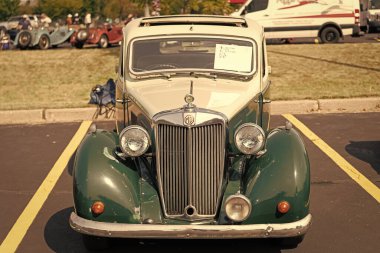 Chicago, Illinois, ABD - 08 Eylül 2024: MG Y tipi üstü açılabilir araba, köşe manzaralı. Retro araba. Retro MG Y tipi araba. Chicago 'daki MG Y tipi.