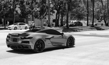 Miami Beach, Florida USA - 9 Haziran 2024: Chevrolet Corvette Z06 Üstü açılabilir 3LZ, Ocean Drive Miami Beach. Gri metalik Chevrolet Corvette Z06 Üstü açılabilir 3LZ