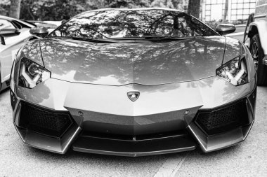 Miami Beach, Florida USA - 9 Haziran 2024 L2022 Lamborghini Aventador LP 780-4 Ultimae metalik gri Miami plajında. Lamborghini lüks bir İtalyan otomobil üreticisi.