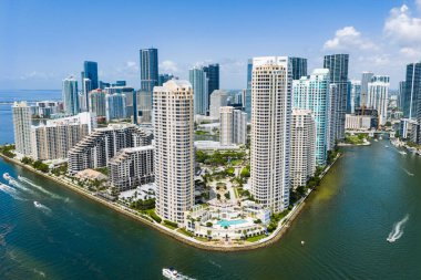 Brickell gökdelenlerinin hava görüntüsü. Miami şehir merkezinin modern manzarası. Kıyı şeridinin üstündeki panoramik Miami silueti. Miami 'de Brickell Key hava görüntüsü