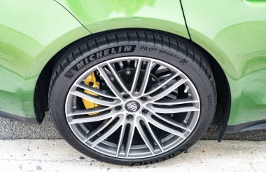 Miami, Florida, ABD - 20 Aralık 2024: Porsche Panamera 2019 Gran Turismo spor fastback otomobil. Porsche Panamera 'nın lüks arabası. Porsche Panamera 'nın arabası dışarıda park edilmiş. Porsche Panamera, tekerlek manzaralı.