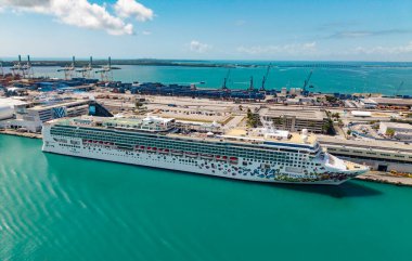 Miami, Florida, ABD - 31 Mart 2025 Norveç yolcu gemisi. Gemi turu ve deniz seyahati. Miami limanında bir gemi. NCL. Norveç Gem yolcu gemisi yolculuğu. Yaz tatilinde gezmek.