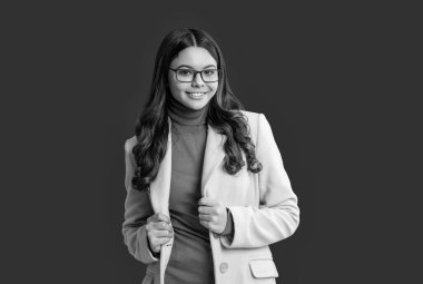 Gençlik modelinin sonbahar havası. Kırmızıda izole edilmiş sonbahar moda kızı. Moda ve şık bir genç kız. Gözlüklü sonbahar kızı. Sonbahar sezonu. Kız sonbaharda şık görünüyor. Yağmurluklar..