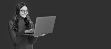 Online eğitim. Okula dönelim. Bilgi ve çevrimiçi eğitim. Dizüstü bilgisayarda video dersi. Uzay afişini kopyala. Dizüstü bilgisayarı olan genç kız kırmızıda izole edilmiş. Genç kız çevrimiçi çalışıyor. Çevrim içi öğrenim.