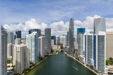 Brickell gökdelenlerinin insansız hava aracı görüntüsü. Miami şehir merkezinden Brickell şehri. Panoramik Miami Brickell silueti kıyı şeridinin üzerinde. Miami 'deki Brickell Key hava görüntüsü. Miami 'nin manzarası