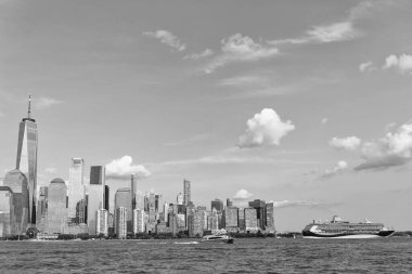 Manhattan 'da gemi turu. New York Manhattan 'ın Skyline' ı Hudson Nehri yolcu gemisiyle seyahat ediyor.