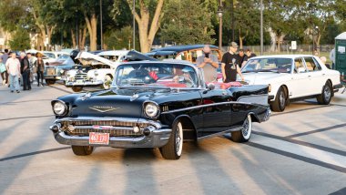 Park Ridge, Illinois, ABD - 22 Ağustos 2024: 1957 Chevy Bel Air üstü açık eski araba. Chevrolet Bel Air 'in siyah arabası. Chevy Bel Air. Otomobil fuarında park etmiş siyah bir araba..