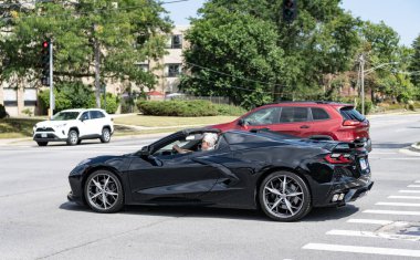 Park Ridge, Illinois, ABD - 29 Ağustos 2024: 2023 Chevrolet Corvette üstü açık araba. Chevrolet Corvette 'in üstü açık lüks arabası. Chevrolet Corvette arabası dışarıda. Chevrolet Corvette, yan görüş..