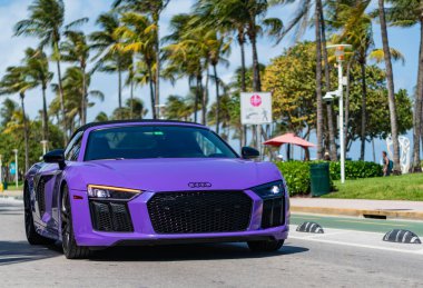 Miami, Florida, ABD - 4 Nisan 2025: Sportscar Audi R8. Araba Audi R8 süper arabası dışarıda park edilmiş. Mor spor araba, köşe manzaralı. Audi R8 2017 spor araba..