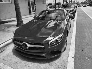 Miami Beach, Florida USA - 8 Haziran 2024: Mercedes-Benz SL-Class Miami Beach 'te. Mercedes Benz birinci sınıf bir Alman otomobil üreticisi.