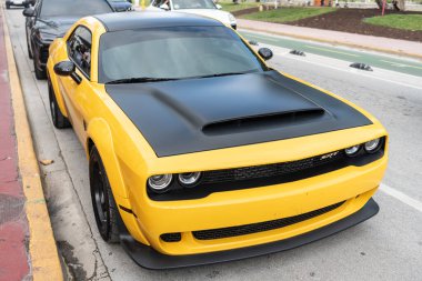 Miami, Florida, ABD - 25 Aralık 2024 Dodge Challenger SRT Şeytani spor yara izi sarısı siyah. Spor araba Dodge Challenger Demon. Araba Dodge Challenger SRT. Dodge Challenger SRT İblisi, üst görünüm.