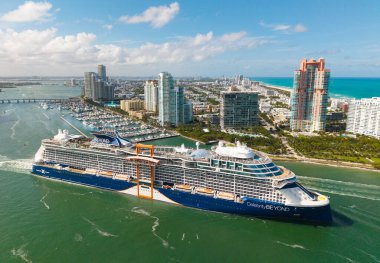 Miami, Florida, ABD - 11 Mayıs 2025 Yaz Tatili Seyahati. Ünlüler gemi seyahatinde. Gemi turu ve deniz seyahati. Gemi Miami limanından ayrılıyor. Ünlü Gezgin Gemisinin Ötesinde.