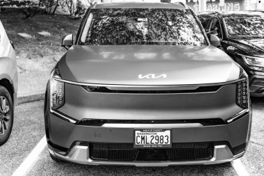 Seattle, ABD - 26 Temmuz 2024 Kia EV9 arazi arazi elektrikli otomobili açık hava manzaralı. Kia EV9 sokakta. Kia EV9 'un lüks arabası. Kia Motor bayiliği.