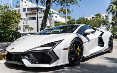 Miami, Florida, ABD - 13 Nisan 2025: araba Lamborghini Revuelto açık havada park edildi. Beyaz araba, köşe manzaralı. Lamborghini Revuelto süper araba spor yara izi. Lüks spor araba Lamborghini Revuelto.