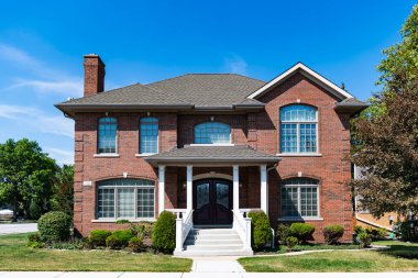 Konut mimarisi. Banliyö mahallesi. Banliyö ev mimarisi. Özel ev. Mahalle mimarisi. Mahallede mülk. Konut mülk evi. Uygun fiyatlı konut.