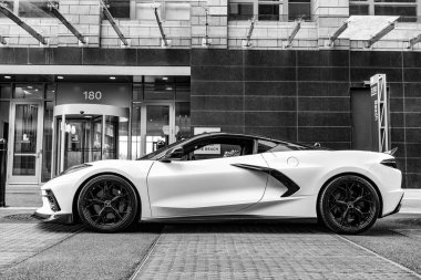 New York, ABD - 26 Mayıs 2024 Chevrolet Corvette Z06 spor arabası. Chevrolet Corvette Z06 'nın spor arabası. Lüks spor arabası Chevrolet Corvette Z06 dışarıda park halinde. Chevrolet Corvette Z06, yan görüş.