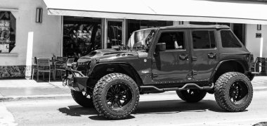 Miami Beach, Florida USA - Haziran 92024: 2018 Jeep Wrangler JK 4x4 Ocean Drive Miami Beach 'te kırmızıya boyandı. Jeep yaygın bir arazi aracı markasıdır. Yan görünüş. beyaz