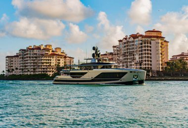 Fisher Adası 'nda lüks bir yat teknesi. Yaz tatili. Fisher Adası konut binası ve lüks yat teknesi. Miami 'deki Fisher Adası' nın gün batımı manzarası. Marinaya yüzen bir tekne..